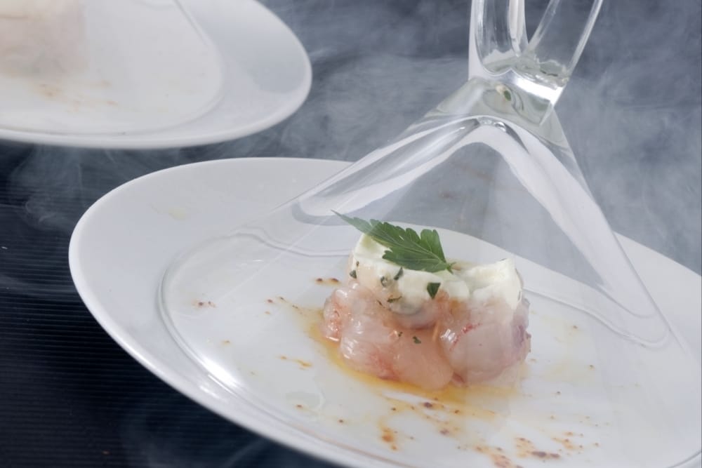 Tartare de homard au mascarpone, fumé minute