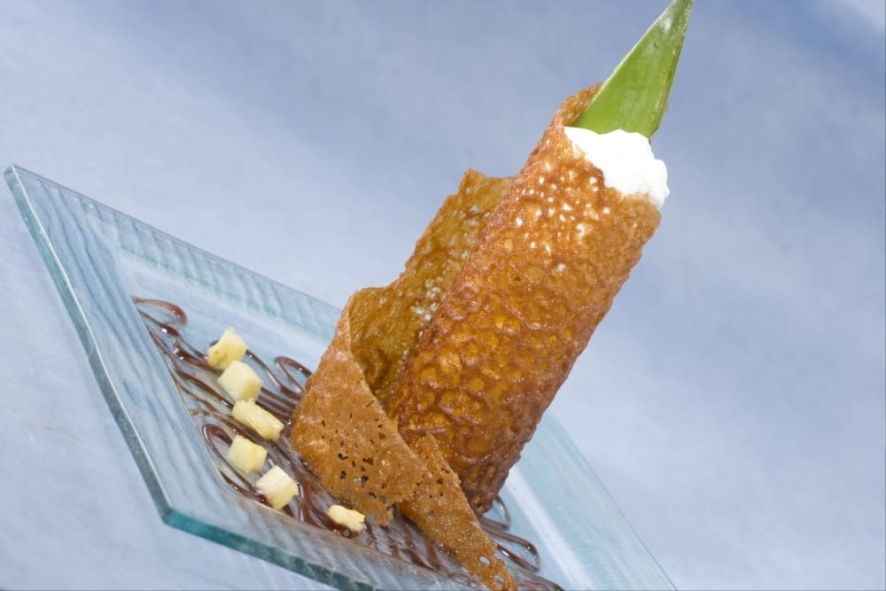 Tube croustillant à l'orange, mousseline de fromage blanc à la vanille