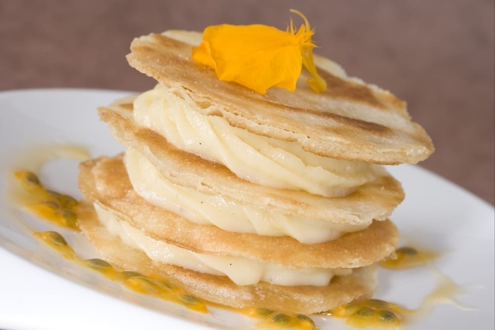 Pastilla à la fleur d'oranger façon mille-feuille, coulis aigre-doux épicé aux fruits de la passion