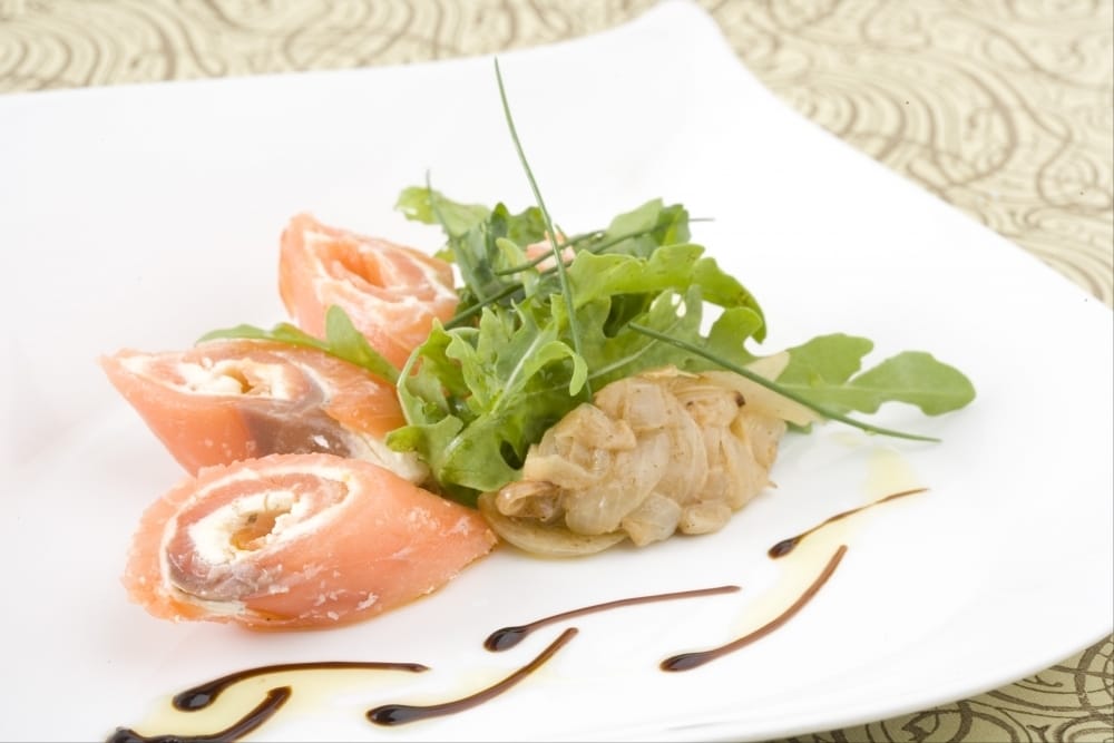 Sifflet de saumon fumé au chèvre frais, bouquet de roquette et chutney d'oignons épicé