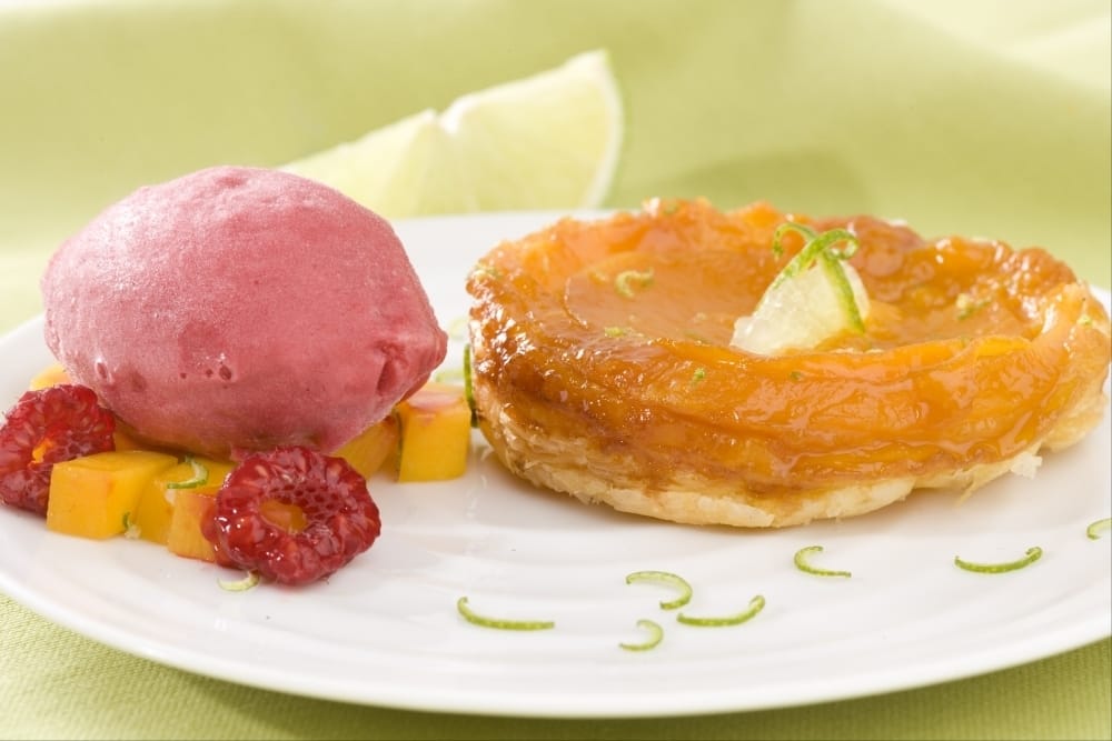 Tatin de mangues au citron vert, sorbet minute framboise