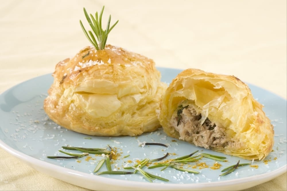 Tourte feuilletée de thon au curry, noix de coco et parmesan