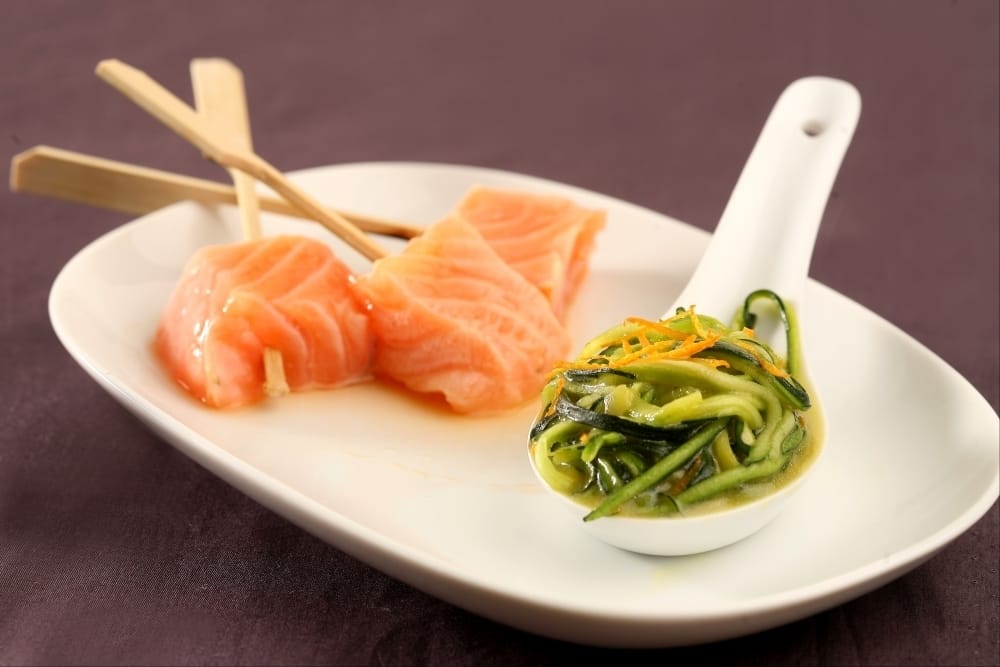 Cubiques de saumon flambé, courgettes aux agrumes