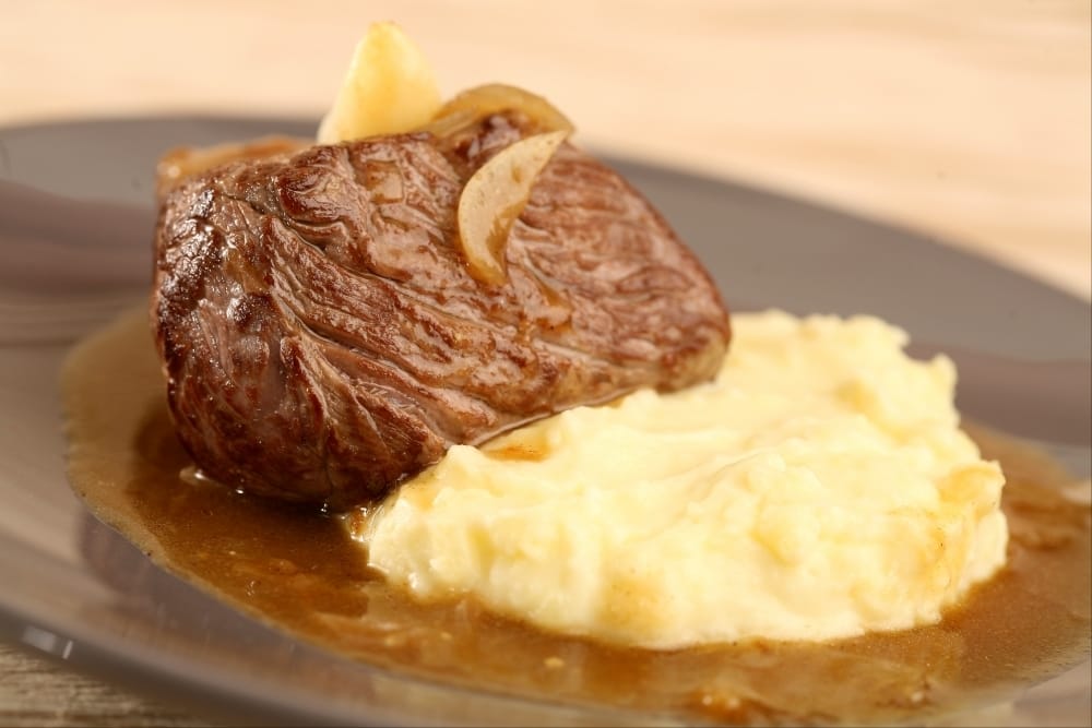 Pavé de boeuf rôti à l'ail fumé, sauce comme une carbonnade flamande, purée de pommes de terre Grand Chef