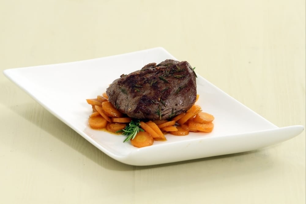 Pavé de boeuf grillé mariné au romarin, carottes au cumin