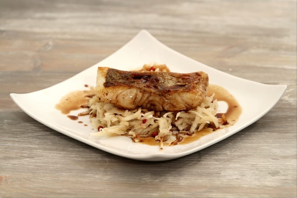 Lieu poêlé à l'huile d'olive et choucroute de radis noirs