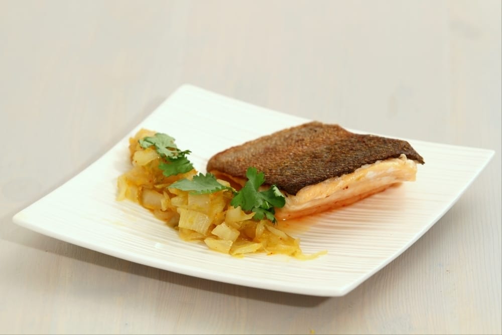 Filet de truite aux endives caramélisées, parfum de jus d'orange