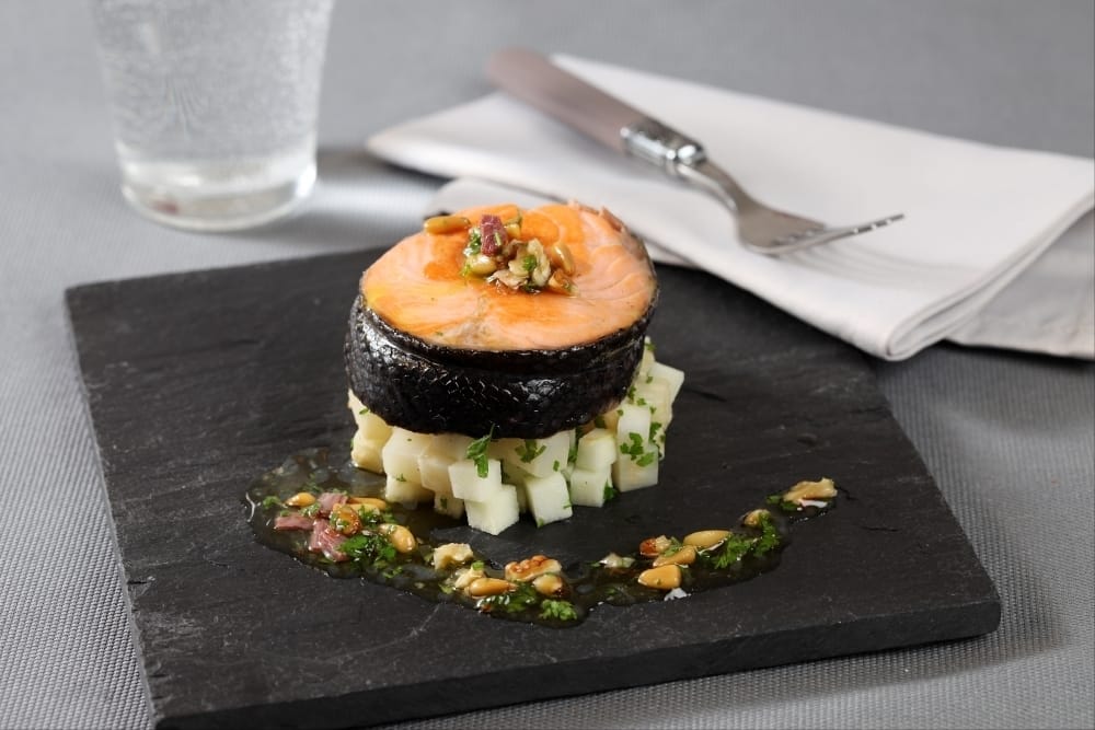 Tournedos de saumon rôti, céleri-rave braisé aux pommes, vinaigrette acidulée