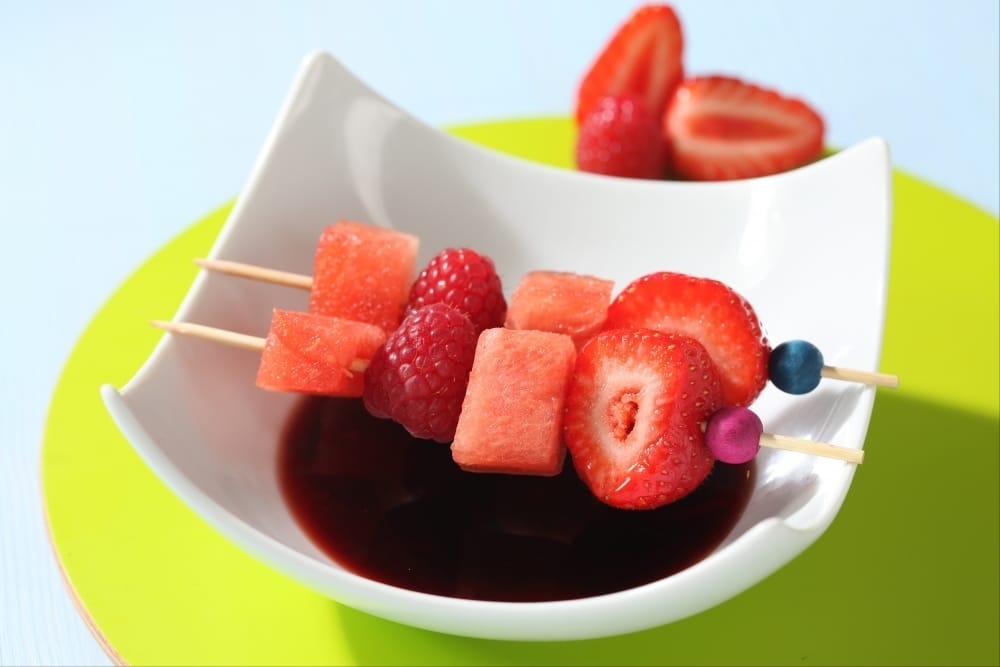 Brochettes de fruits accompagnées d'un jus de sangria