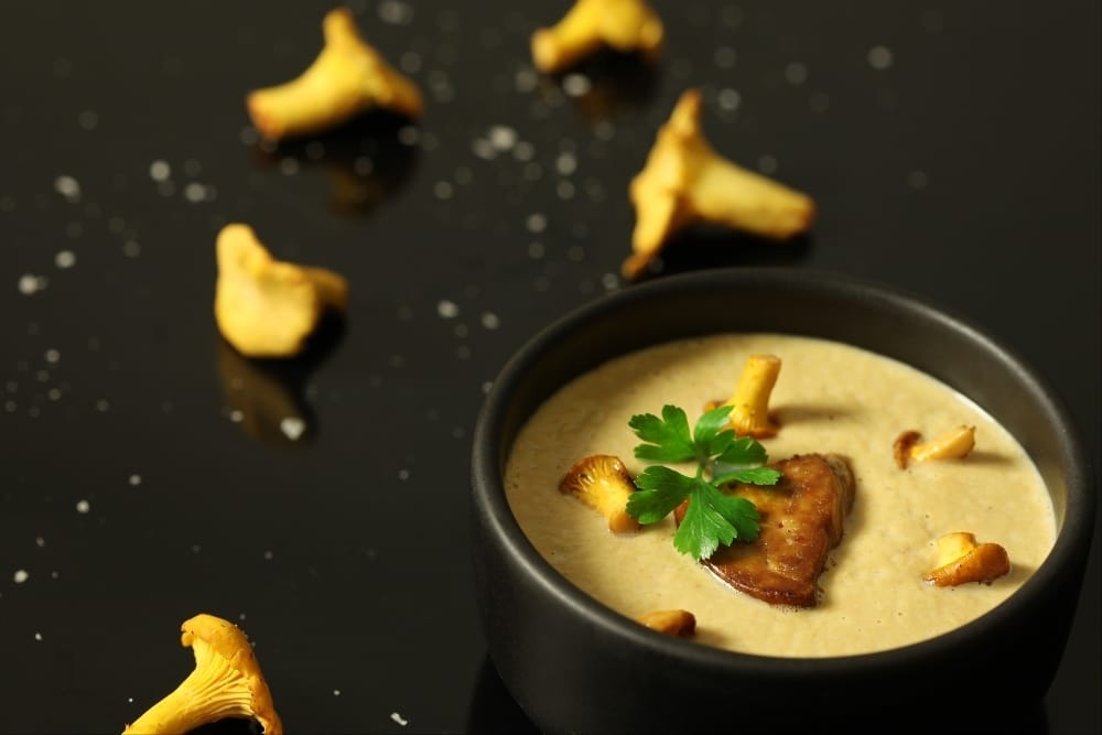 Crème de girolles au foie gras poêlé