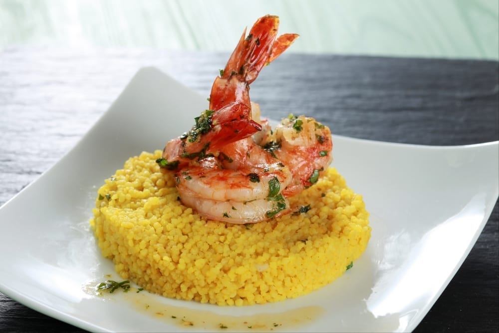 Gambas en persillade, semoule au curry
