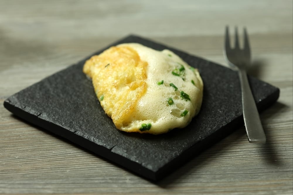 Omelette soufflée à la ciboulette et chèvre frais