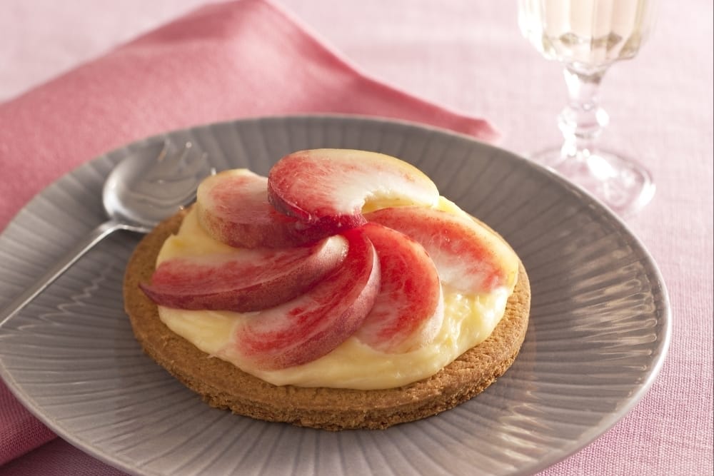 Sablé breton, pêches fraîches et crème citronnée