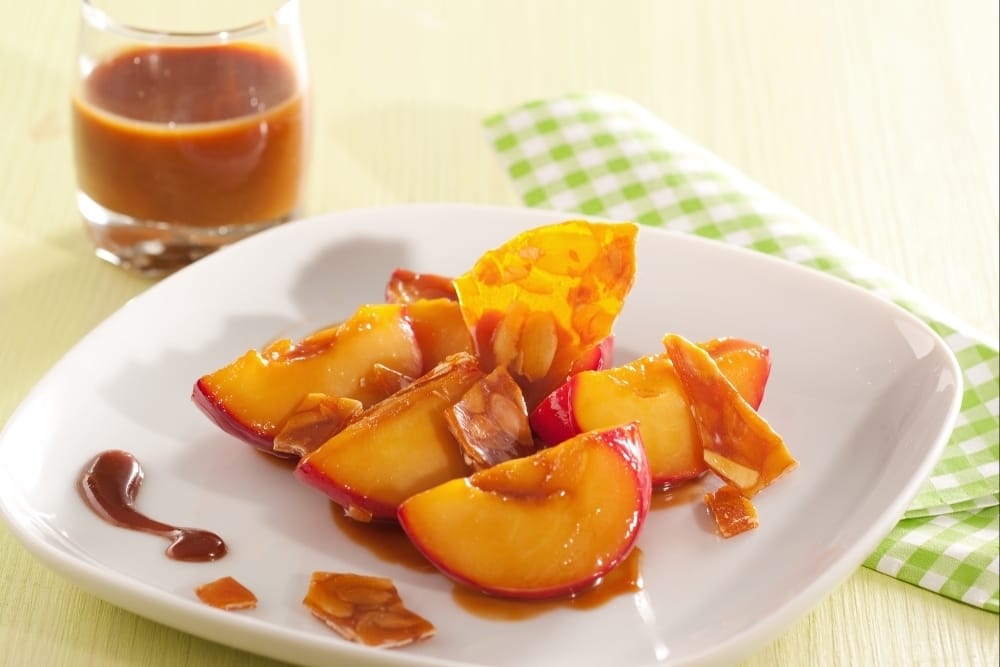 Prunes caramélisées au beurre demi-sel, nougatine