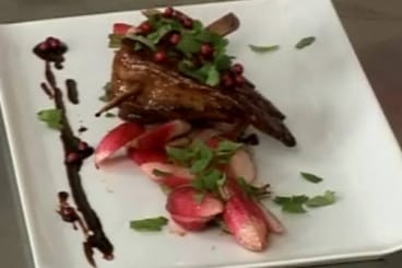 Aiguillettes de canard laquées au miel de soja, câlins de radis roses