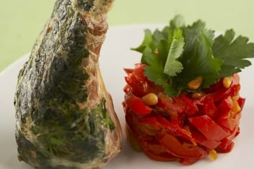 Carré d'agneau rôti à l'ail, compotée de poivrons rouges