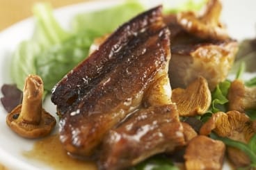 Tendron de veau au jus aillé et girolles poêlées