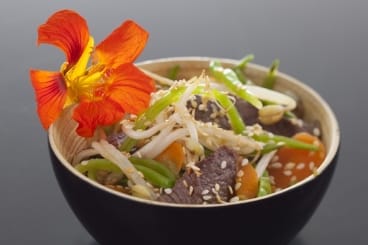 Wok de boeuf au sésame, légumes de saison