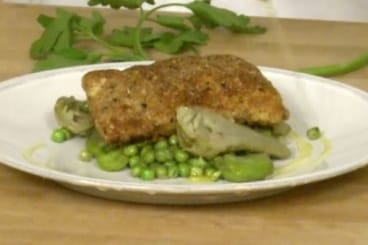 Barbue en croûte de noisettes, petits pois et fèves fraîches, artichauts violets confits