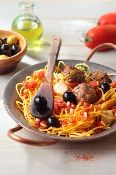 Boulettes de bœuf aux olives noires, spaghettis aux tomates fraîches et origan