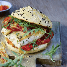 Burger de poisson au filet de colin d'Alaska, chips de pancetta et roquette