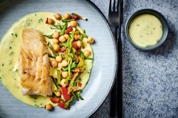 Pavé de cabillaud vapeur sauce hollandaise et petits légumes sautés