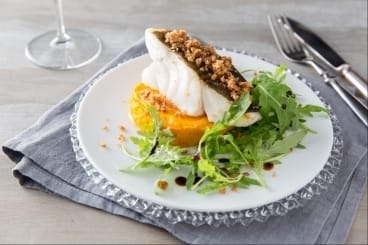Skrei sur la peau, écrasé de potimarron et crumble de foie gras