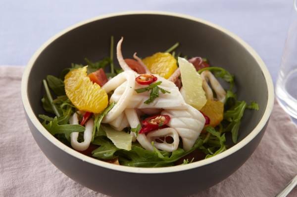 Salade de calamars aux agrumes et réduction pimentée au vin blanc