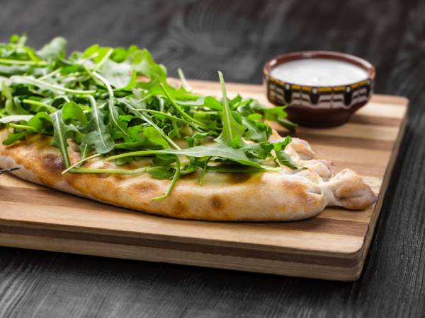 Calzone chèvre,miel, roquette