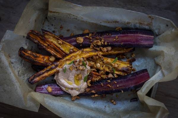 Carottes multicolore glacées, crème de sésame 