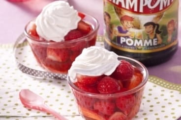 Nage de fraises au Champomy, chantilly à la vanille