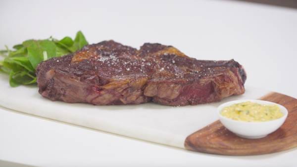 Côte de bœuf sauce béarnaise avec le micro-ondes Supreme Chef Whirlpool