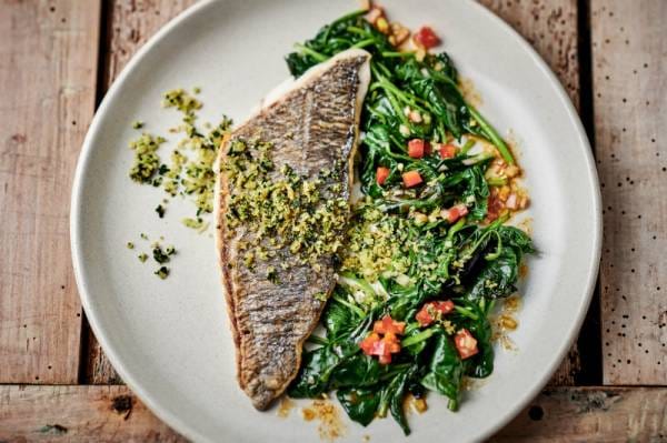 Filet de daurade en croûte d'herbes et salade de pousses d'épinards