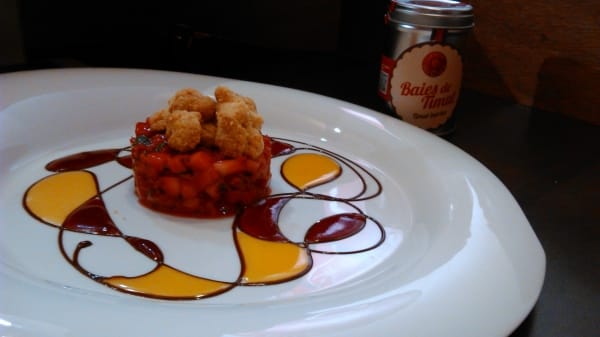 Tartare de fraises à l'estragon frais et baies de Timut
