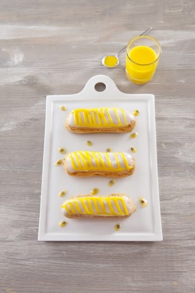 Eclair aux fruits de la passion et à la vanille
