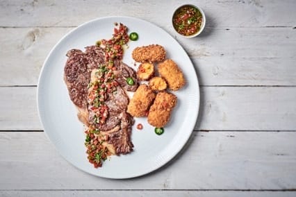 Cœur d’entrecôte grillé façon Asado, croquetas de patates douces, sauce Chimichurri