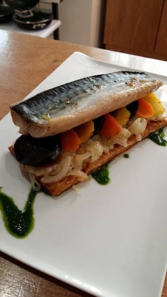 Filet de maquereau rôti, tartelette d'oignons aux carottes multicolores et huile de basilic