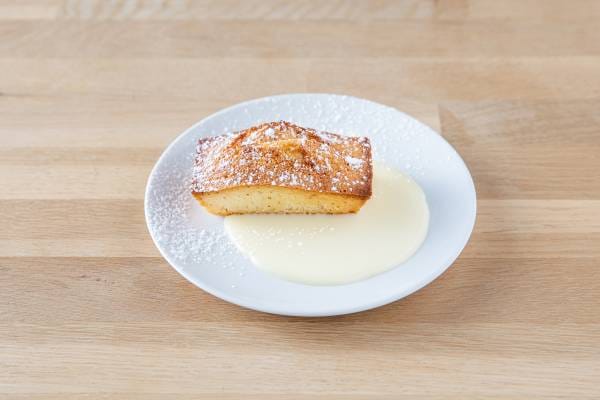 Financier aux amandes, crème anglaise 