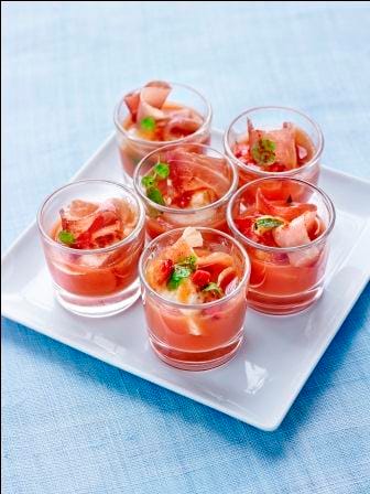 Tomate-fraise Melba jambon cru et mélisse 