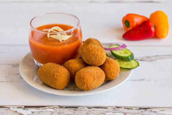Gazpacho Alvalle et croquetas jambon-fromage