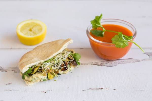 Gazpacho Alvalle, tartine de houmous sur pain pita et légumes grillés