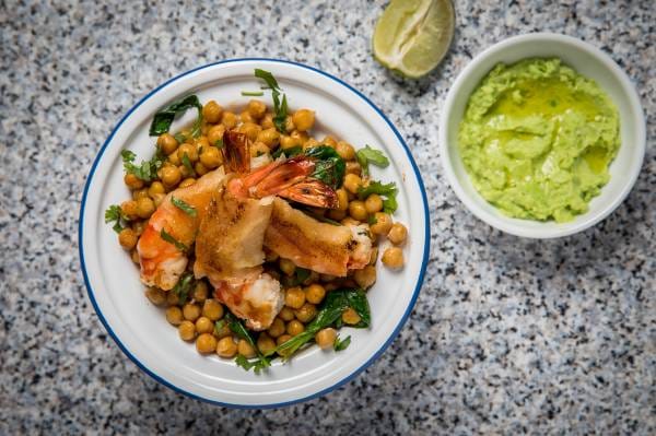 Crunchy gambas, pois chiches sautés et houmous de fèves
