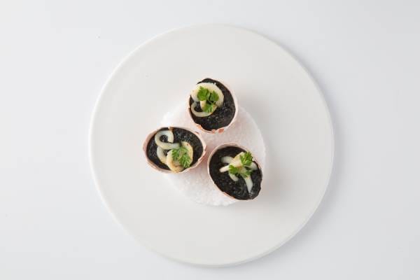 Oeufs brouillés à l'encre, tagliatelles de calamars