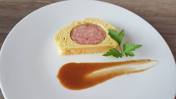 Saucisson en brioche, réduction Porto