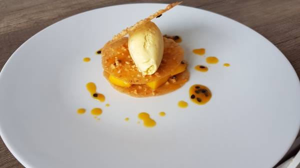 Mille-feuille de tuiles dentelles, mangue au caramel de fruit de la passion, glace vanille   