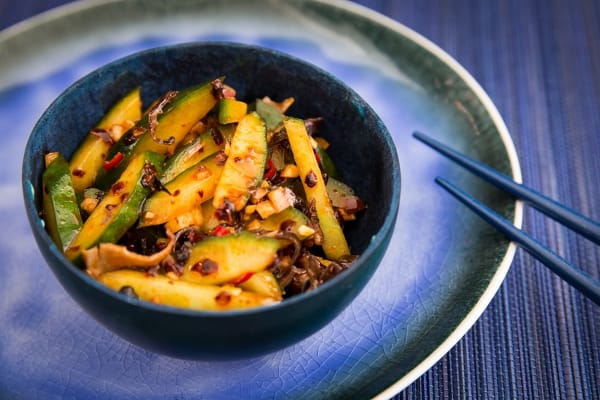 Concombres marinés aux piments et champignons noirs