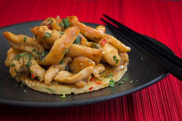Wok de volaille laquée à la sauce soja, crêpe d’échalote et ail rôti