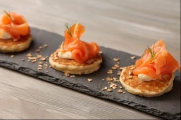 Saumon mariné à l'huile parfumée, blini d'avoine