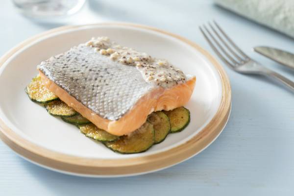 Truite pochée aux graines de moutarde et sa sauce, tian de courgettes