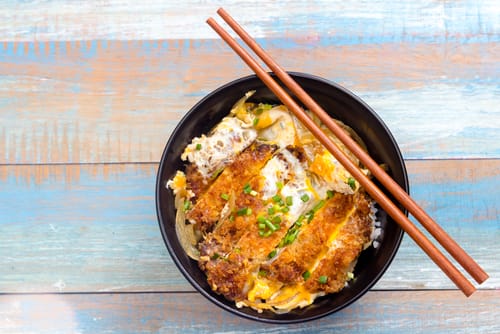 Katsudon au porc pané et bol de riz